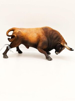 TORO BRAVO CASTAÑO EMBISTIENDO